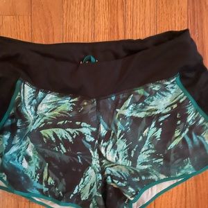 Size 6 Athleta shorts with liner